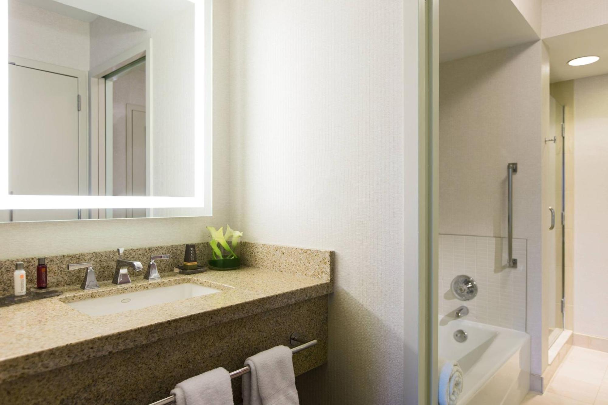 Chicago Marriott Suites O'Hare Роузмънт Екстериор снимка